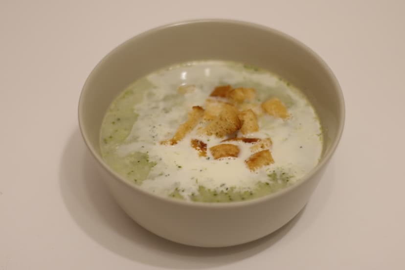 Foto von Brokkolisuppe mit Croutons