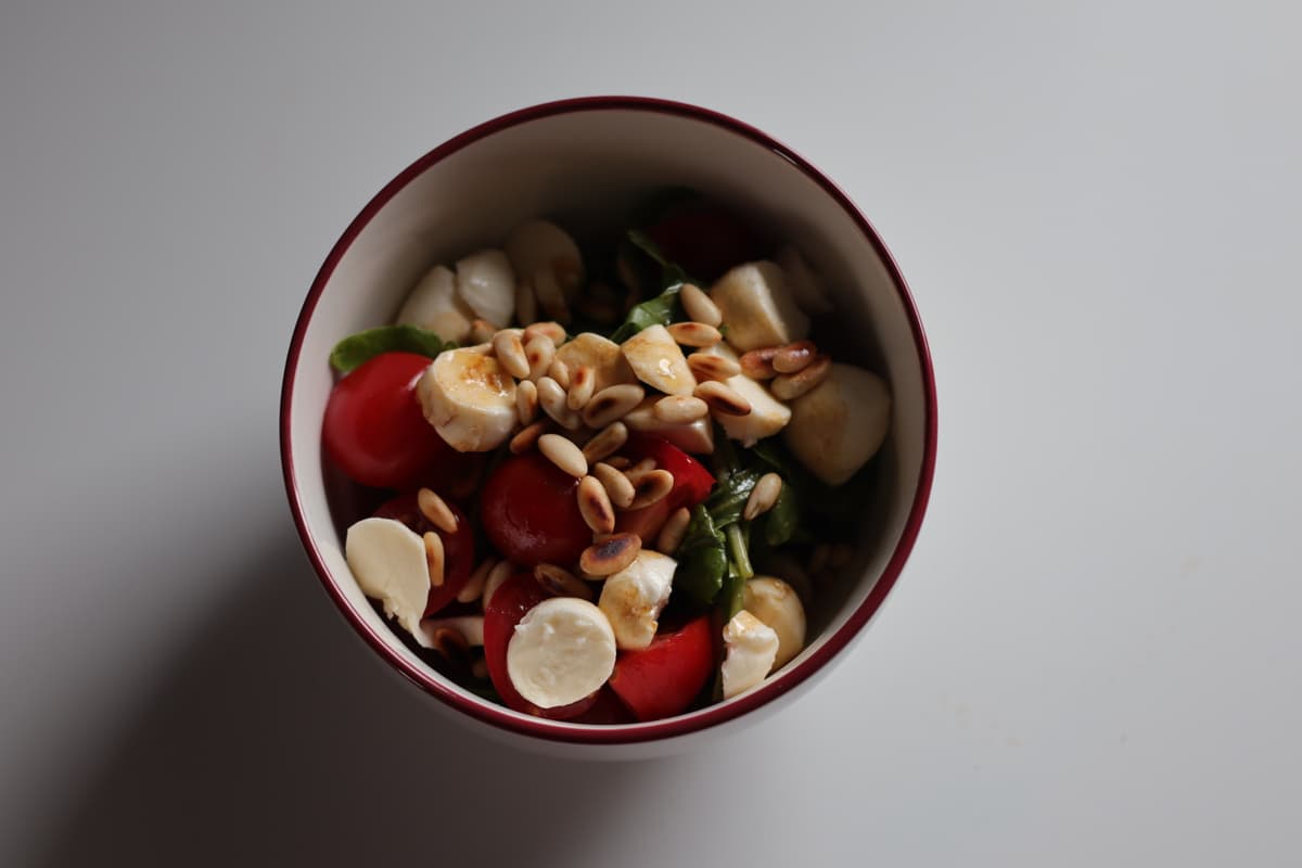 Salat mit Pinienkernen